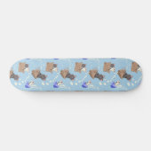 Katzen in Kiste und Milchfallen auf blau Skateboard (Horizontal)