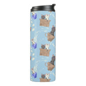 Katzen in Kiste und Milchfallen auf blau Thermosbecher (Nach links gedreht)