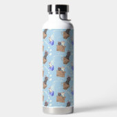 Katzen in Kiste und Milchfallen auf blau Trinkflasche (links)