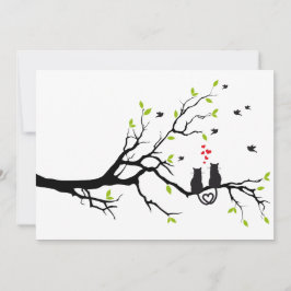 Katzen in Liebe auf Baum mit roten Herzen