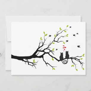 Katzen in Liebe auf Baum mit roten Herzen