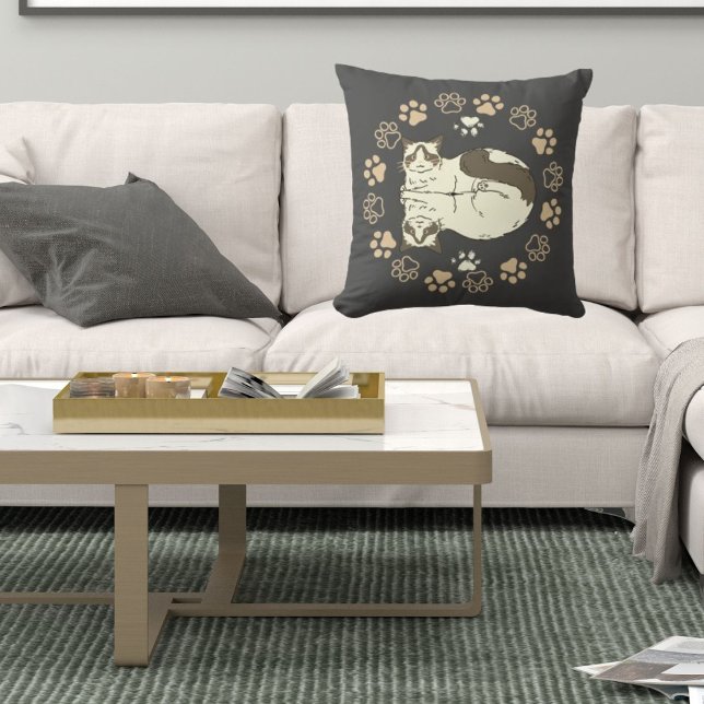 Katzen in Paws auf Niedlichem, modernem Sepia grau Kissen (Von Creator hochgeladen)