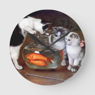 Katzen Kätzchen Angeln in einer Fischschüssel Gemä Runde Wanduhr