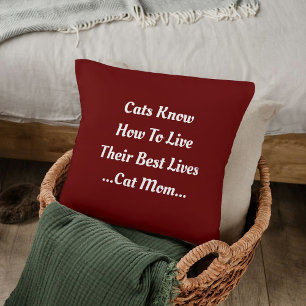 Katzen Mama Katzen leben ihr bestes Leben in dunke Kissen