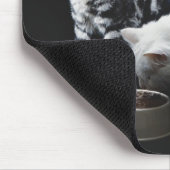 Katzen mit Schüssel zum Essen Mousepad (Ecke)