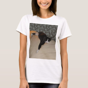 Katzen Schlafen auf Couch Frauen Grundlegende T - T-Shirt