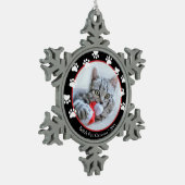 Katzen Schwarz und Rot Pawprints Erste Weihnachten Schneeflocken Zinn-Ornament (Links)