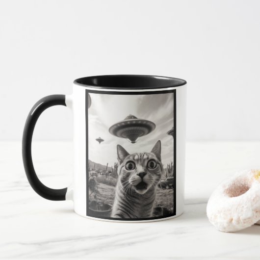 Katzen-Selfie-Alien-Invasion Tasse (Mit Donut)