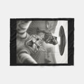 Katzen-Selfie mit Alien-Ufo und T-Rex-Dinosaurier- Fleecedecke (Vorderseite (Horizontal))