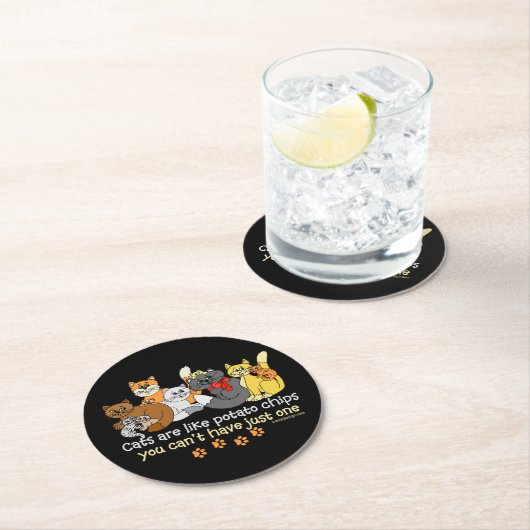 Katzen sind wie Kartoffelchips Runder Pappuntersetzer (Vor Ort)