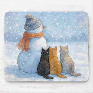 Katzen sitzen mit einem Schneemann auf einem Feld Mousepad