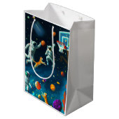 Katzen spielen Basketball im Weltraum mit Astronau Mittlere Geschenktüte (Rückseite Schrägansicht)