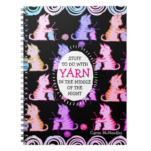 Katzen-Stricknadelstricker macht Ideennotizbuch in Notizblock (Vorderseite)