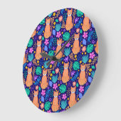 Katzen & tropische Blume: dunkles Muster Große Wanduhr (Winkel)