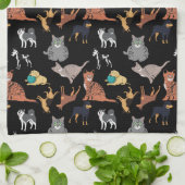 Katzen und Hunde Muster Design auf Schwarz Geschirrtuch (Gefaltet)