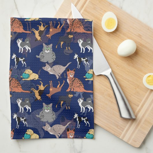 Katzen und Hunde Musterdesign auf Blau Geschirrtuch (Viertel Falte)