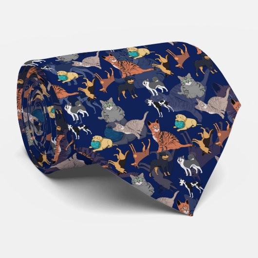Katzen und Hunde Musterdesign auf Blau Krawatte (Gerollt)