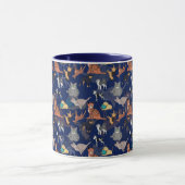 Katzen und Hunde Musterdesign auf Blau Tasse (Zentrum)