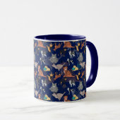 Katzen und Hunde Musterdesign auf Blau Tasse (VorderseiteRechts)