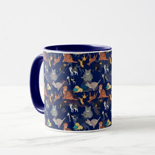 Katzen und Hunde Musterdesign auf Blau Tasse (Vorderseite Links)