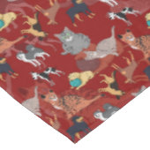 Katzen- und Hunde-Musterdesign auf Rot Tischdecke (Schrägansicht)