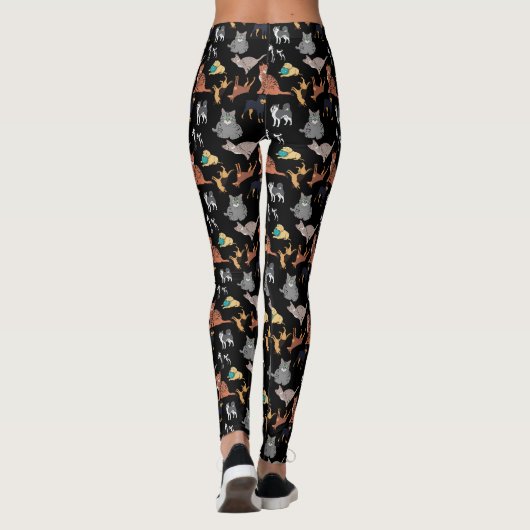 Katzen und Hunde Musterdesign auf Schwarz Leggings (Rückseite)