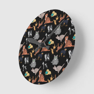 Katzen- und Hunde-Musterdesign auf Schwarz Runde Wanduhr