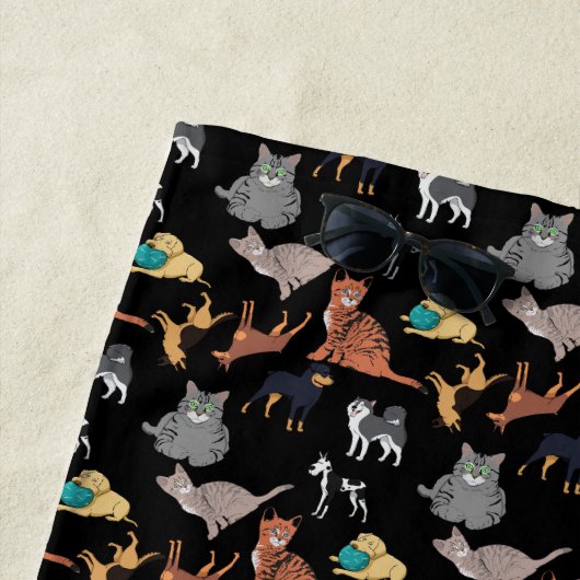 Katzen und Hunde Musterdesign auf Schwarz Strandtuch (Beispiel)