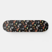 Katzen- und Hundemuster-Design auf Schwarz  Skateboard (Horizontal)