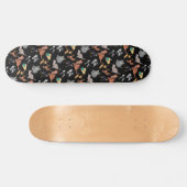 Katzen- und Hundemuster-Design auf Schwarz  Skateboard (Horizontal)