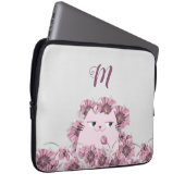 Katzen und violette Blumen Mit Monogramm Laptopschutzhülle (Vorne Rechts)