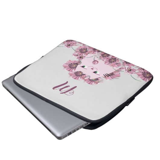 Katzen und violette Blumen Mit Monogramm Laptopschutzhülle (Vorne Knopf)