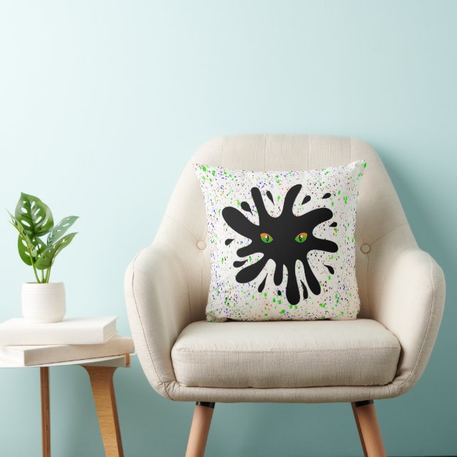 Katzenaugen mit Blick auf einen schwarzen Block Kissen (Stuhl )