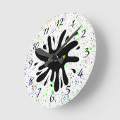 Katzenaugen mit Blick auf einen schwarzen Block Runde Wanduhr (Winkel)