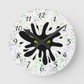 Katzenaugen mit Blick auf einen schwarzen Block Runde Wanduhr (Vorderseite)