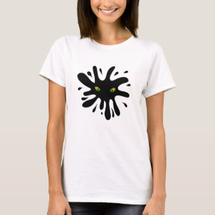 Katzenaugen mit Blick auf einen schwarzen Block T-Shirt