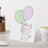 Katzenballon zeichnend sockelschild (In SItu)