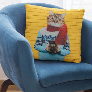 Katzenfotograf in vintage Pullover Skurril Kissen