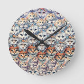 Katzengesichter mit Hexagon-Muster Runde Wanduhr (Vorderseite)