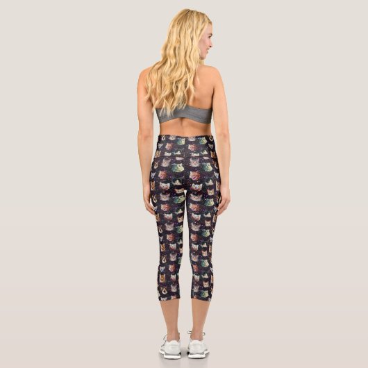 Katzenköpfe im Weltraum Gewittergalaxie-Muster Capri Leggings (Rückseite)