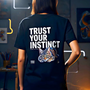 Katzenliebhaber Vertrauen Sie Ihrem Instinkt Motiv T-Shirt