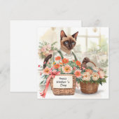 Katzenmutter arrangiert Blumen zum Muttertag  Feiertagskarte (Vorne/Hinten)