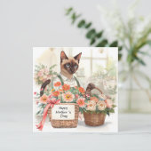 Katzenmutter arrangiert Blumen zum Muttertag  Feiertagskarte (Stehend Vorderseite)