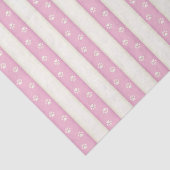 Katzenpaw-Prints auf blassblauem und antikem weiße Seidenpapier (Ausschnitt)