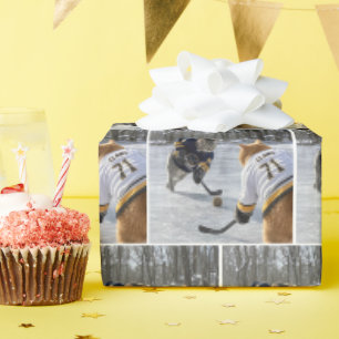 Katzenspiel mit einem Wollknäuel beim Eishockey Geschenkpapier
