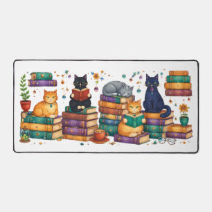 Katzenszene in gemütlicher Bibliothek beim Bücherl Schreibtischunterlage