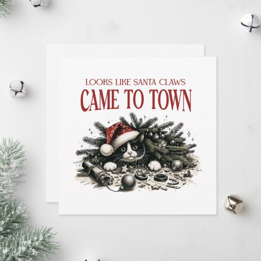 Katzenunterkunft unter einem Weihnachtsbaum. Feiertagskarte