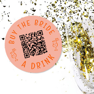 Kaufe der Braut einen Drink QR Code Rosa Junggesel Runder Aufkleber