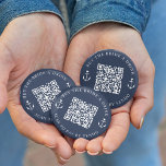 Kaufen Sie den Bride a Drink Junggeselinnen-Abschi Button<br><div class="desc">Runden Sie am Junggeselinnen-Abschied- oder Bachelorette-Wochenende ein paar kostenlose Drinks für die Braut mit diesen personalisierten QR-Code-Buttons in Nautikblau und Weiß ab. Das Design besteht aus zwei Textzeilen (gezeigt mit "Buy the bride a drink" und "Scan to pay by Venmo") in weißer Schrift, mit einem anpassbaren QR-Code in der Mitte,...</div>