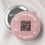 Kaufen Sie die Braut ein Getränk Bachelorette Pink Button<br><div class="desc">Dieser spielerische Knopf eignet sich perfekt für einen trendigen Junggeselinnen-Abschied! Mit einem stilvollen rosafarbenen Hintergrund mit einer kühnen "Buy the Bride a Drink!"-Nachricht, einem knusprigen Martini-Glas und einem komfortablen QR-Code wird dieser Button sicher ein Hit für Ihr Brautparty und Ihre Gäste sein. Es ist eine lustige und einfache Art, Spenden...</div>